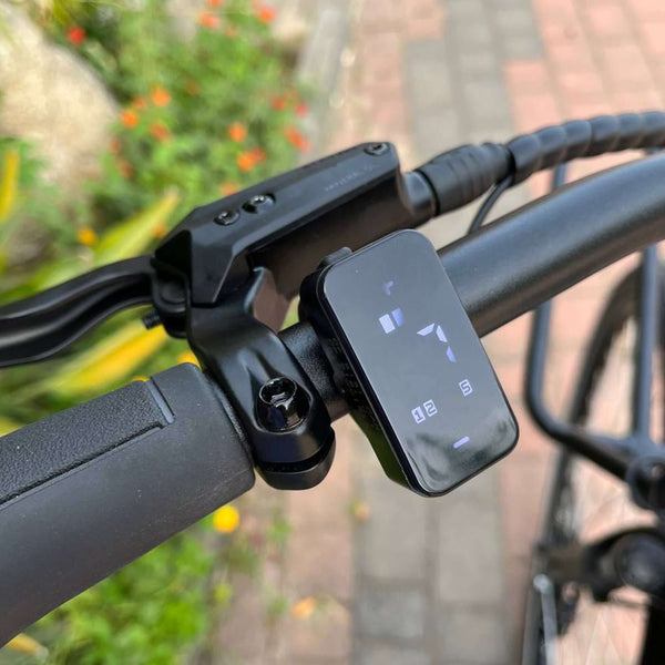 A close up of the handlebar of a Carr-e, an e-bike for delivery by CYCL.